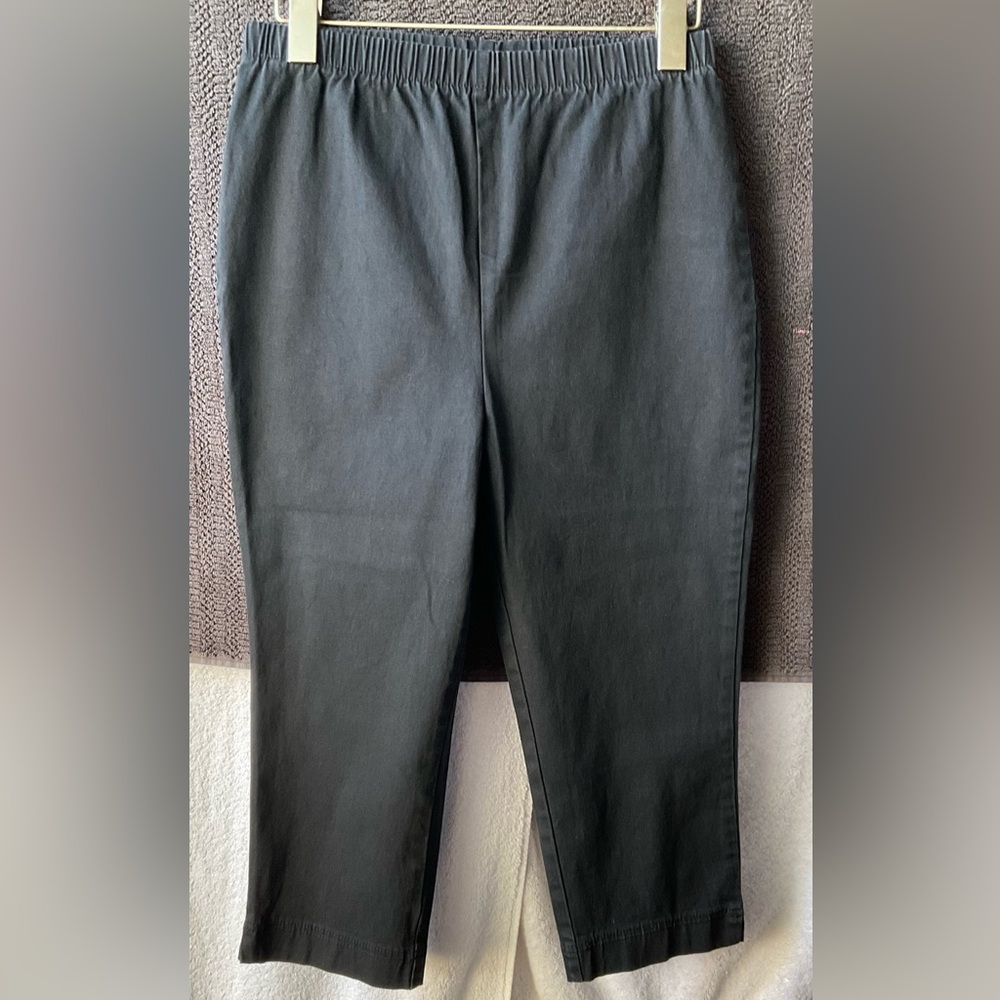 Chico's Black Elastic Waist Straight Crop Capris